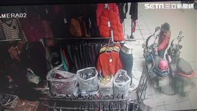 鍾男前往艋舺服飾商圈時，伺機竊取機車腳踏墊上的手提包（翻攝畫面）