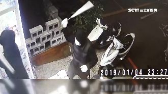 8黑衣人夜闖東海　狂砸35台娃娃機