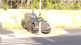 黑色轎車被撞爛，離奇畫面讓人看了都納悶「怎撞的？」（圖／翻攝爆廢公社）