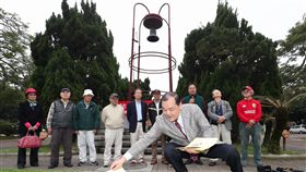 台大校友抗議管中閔當校長（1）教育部107年12月24日宣布「勉予同意」管中閔上任台灣大學校長。數十位台大校友、教職員5日在傅鐘前召開記者會，要求停止辦理台大校長交接。圖前為活動發起人之一的律師林憲同。中央社記者吳翊寧攝　108年1月5日