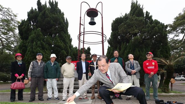 台大校友聚傅鐘　抗議管中閔當校長