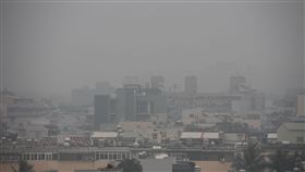 空氣品質不佳  嘉義地區紅色警示嘉義地區22日上午市區霧濛濛，空氣品質不佳，行政院環保署已對嘉義及高屏地區發布紅色警示，民眾宜減少戶外活動。中央社記者江俊亮攝  108年12月22日