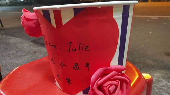 慶祝客人結婚！鹹酥雞老闆獻超狂驚喜
