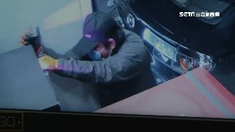 兌幣機當提款機！2匪瘋狂砸40分鐘