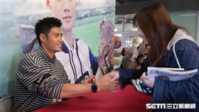 旅美投手陳偉殷位球迷簽名。（圖／記者王怡翔攝影）