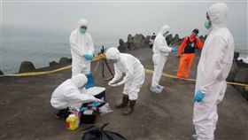 新北金山海邊死狗誤傳為海漂死豬（1）新北市府農業局動物保護防疫處4日獲報金山海邊疑有一頭海漂死豬，經人員前往打撈後證實是一頭死狗屍體，虛驚一場，獸醫師們將死狗消毒後焚燬。（動保處提供）中央社記者黃旭昇新北市傳真　108年1月4日