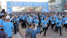 ▲第3屆艾多美公益路跑在夢時代的時代大道開跑，吸引3,500名跑者參加。（圖／高市體發局提供） 