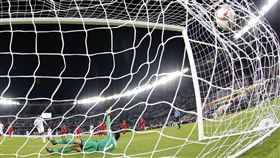 ▲阿拉伯聯合大公國Ahmed Khalil主罰12碼球追平比數。（圖／美聯社／達志影像）