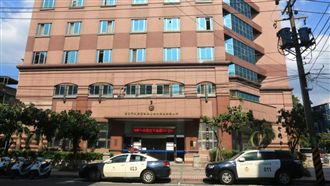 童失蹤爆母埋屍　母蒙面至警局簽到