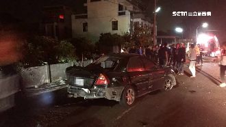 失控撞電桿！乘客全被撞飛　1人命危