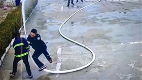 尷尬！所長示範消防操作反被水壓噴飛　（圖／翻攝自微博）