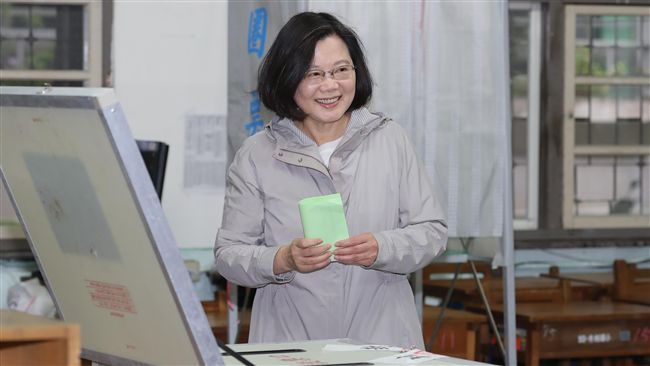 蔡英文投票　黨員高喊「總統加油」