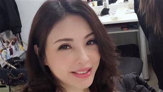 女星太久沒操　在家1打2累到吊點滴