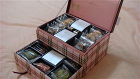 劈腿前男友結婚…親到府送喜餅　她怒燒喜帖：禮金也燒給你
圖翻攝自爆料公社