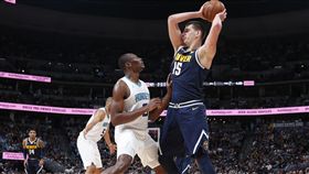 ▲Nikola Jokic面對黃蜂Bismack Biyombo的防守。（圖／美聯社／達志影像）