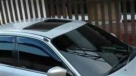這裡有便宜的汽車天窗。（圖／翻攝自爆廢公社）