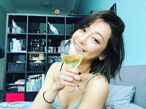 謝欣穎恢單1年，春風滿面。看來養男人不如養條狗？（誤）（圖／翻攝自謝欣穎IG）