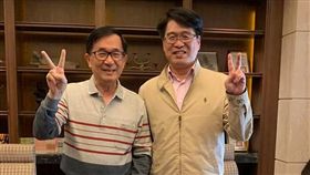 陳水扁今天也在臉書出與游盈隆一起比「2」手勢的合照。（圖／翻攝陳水扁攝）