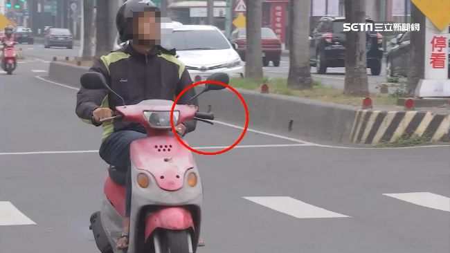 單手騎車遭罰1萬2！騎士上訴撤罰單