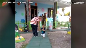 爸爸暖接兒子下課　擁抱迎接慘遭略過