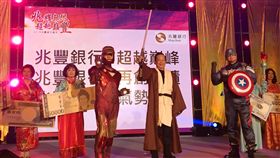 兆豐銀行北區尾牙 董座扮絕地武士現身兆豐銀行6日中午舉行北區聯合尾牙，席開350桌，高階經營團隊粉墨登場，董事長張兆順（右2）以絕地武士造型出場。中央社記者鍾榮峰攝 108年1月6日