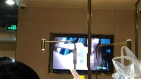 大陸火鍋店龍頭「海底撈」又有新式服務？海底撈除了火鍋好吃外，服務更是店內招牌並以「肉麻式服務」著稱，沒想到昨（5）日武漢一間分店卻被爆料，服務竟大升級到連A片都播給顧客看！（圖／翻攝自新浪新聞微博）