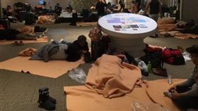 北海道大雪癱瘓機場！旅客打地鋪過夜
（圖／翻攝自Twitter）