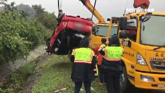 轎車失控自撞國道邊坡　駕駛壓車底亡
