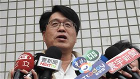 民進黨主席補選　游盈隆：橫眉冷對保皇黨民進黨主席補選6日投票，黨主席候選人游盈隆（圖）在妻子陪同下到新莊中港國小投票所投票，游盈隆也用14個字描述這場選舉就是「橫眉冷對保皇黨，大聲說出真心話」，並強調有勝選信心。中央社記者王鴻國攝　108年1月6日