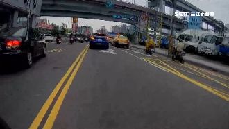 恐怖！搶快左轉逆向　轎車險撞機車群