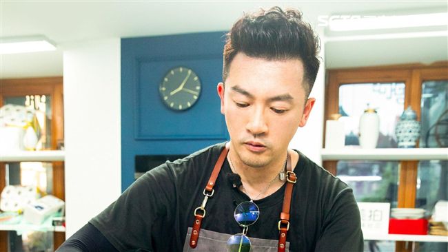 小虎成「老」虎　男星歪腰享按摩服務