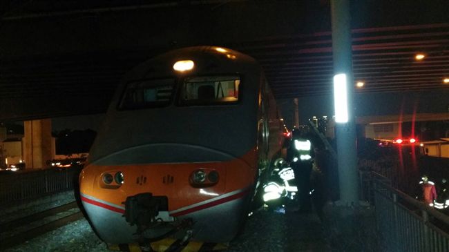 台鐵台中烏日段　男疑跳陸橋遭車撞