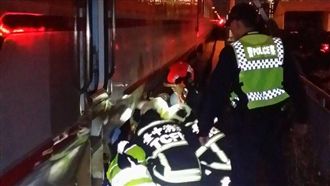男跳陸橋遭自強號撞輾　截肢傷重不治