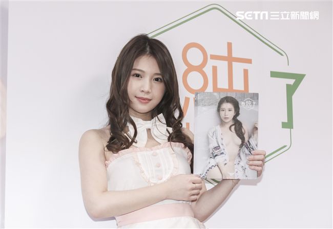 雞排妹鄭家純ili「泰純了」個人寫真集粉絲見面會。（記者林士傑/攝影）