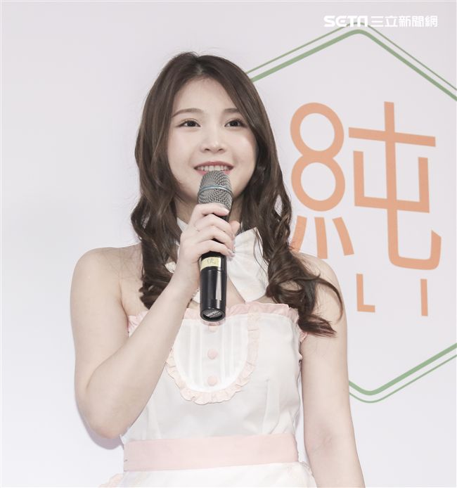 雞排妹鄭家純ili「泰純了」個人寫真集粉絲見面會。（記者林士傑/攝影）