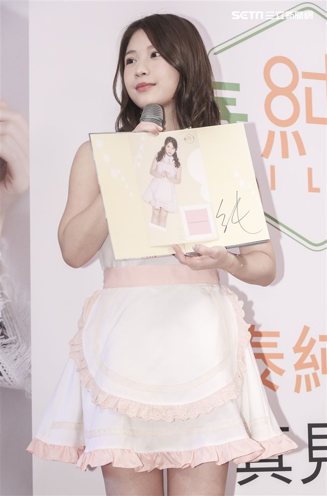 雞排妹鄭家純ili「泰純了」個人寫真集粉絲見面會。（記者林士傑/攝影）