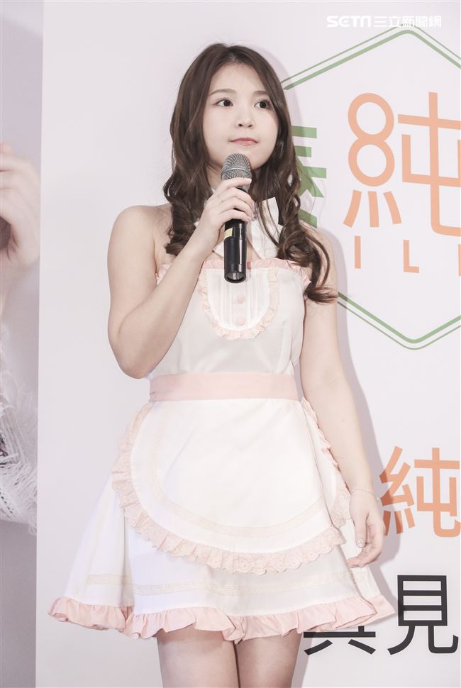 雞排妹鄭家純ili「泰純了」個人寫真集粉絲見面會。（記者林士傑/攝影）