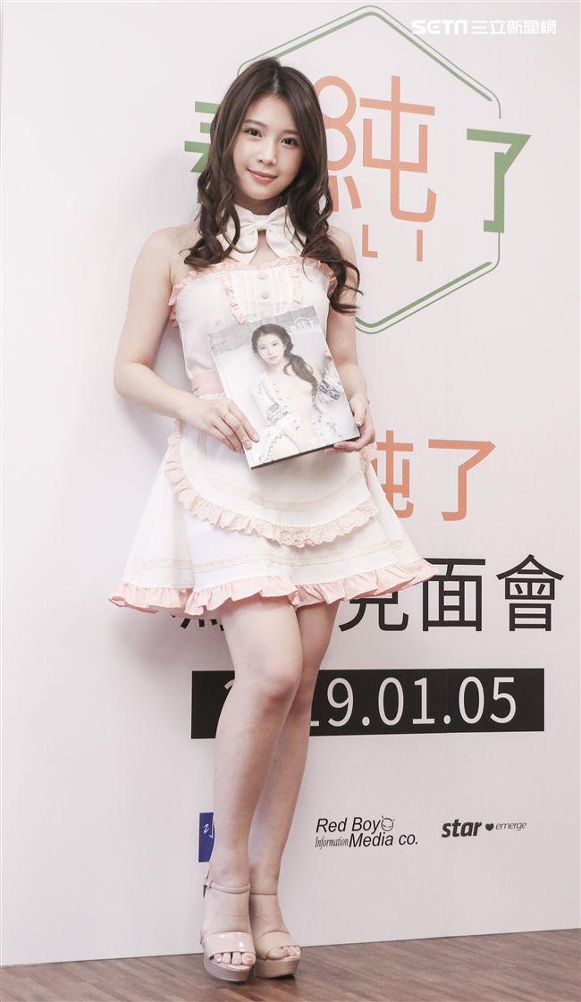 雞排妹鄭家純ili「泰純了」個人寫真集粉絲見面會。（記者林士傑/攝影）