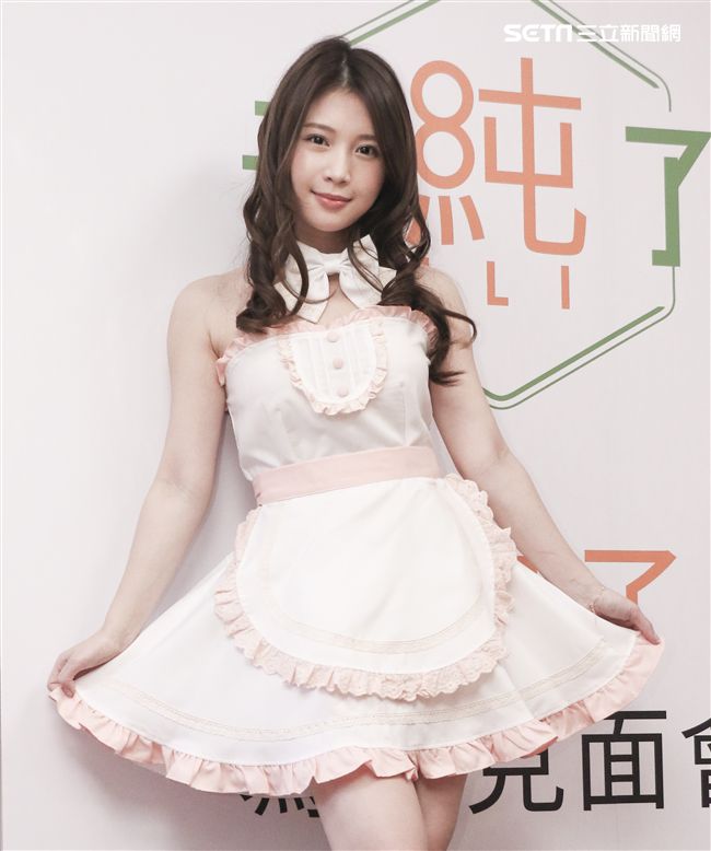 雞排妹鄭家純ili「泰純了」個人寫真集粉絲見面會。（記者林士傑/攝影）