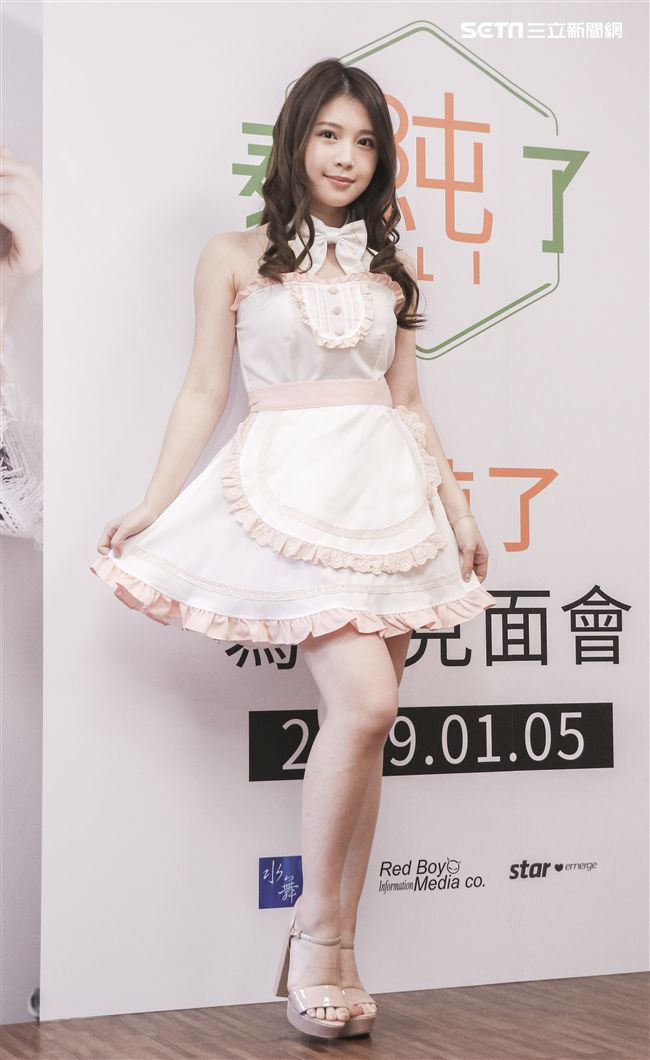 雞排妹鄭家純ili「泰純了」個人寫真集粉絲見面會。（記者林士傑/攝影）