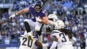 ▲烏鴉Mark Andrews閃過電光球員的防守 。（圖／美聯社／達志影像）