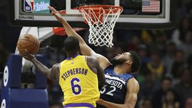 ▲Towns賞給Lance Stephenson一個火鍋。（圖／美聯社／達志影像）