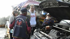 退休老司機轉任山警　高志明熱心助人（1）退休老司機高志明轉任山地義勇警察，經常協助員警救護遊客、拖吊陷溝車輛、排除拋錨故障（圖）等各項服務工作。（新城分局提供）中央社記者李先鳳傳真　108年1月6日