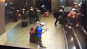 越南旅行團來台　入住飯店後集體失蹤交通部觀光局證實，4個大型越南旅行團共153人，分別在21日及23日入境高雄，卻在入住飯店後一小時，有152人脫逃失蹤。圖為越南團客入住飯店畫面。（翻攝照片）中央社記者陳朝福傳真　107年12月26日