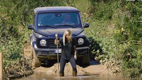 ▲賓士G Car示範如何涉水。（圖／翻攝網站）