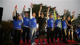 阿里山馬拉松鳴笛起跑2019阿里山馬拉松路跑6日清晨由渥太華馬拉松賽事總監哈佛爾森（John Halvorsen）（右5）、國際際超馬好手林義傑（右）等人鳴笛起跑。（嘉義縣政府提供）中央社記者江俊亮傳真　108年1月6日