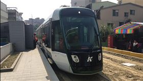 高雄輕軌二階工程局部完工（2）高雄市政府暫停輕軌二階爭議路段建設工程，捷運局副局長吳嘉昌5日指出，市府正在進行環境差異分析等檢討，未來會持續廣納各界意見再做決策。圖為新輕軌列車在局部完工路段測試情形。（高雄市捷運局提供）中央社記者程啟峰高雄傳真　108年1月5日