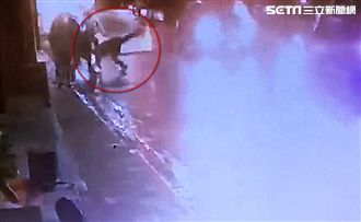 他持西瓜刀尋仇…下一秒遭對方過肩摔