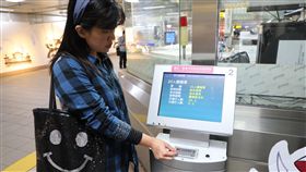 北捷試辦團體票　一人刷卡全部通行為方便團體旅客進出捷運站節省時間，台北捷運即日起試賣團體IC（晶片）票卡，20人以下團體旅客可由一人代表刷卡。（台北捷運公司提供）中央社記者陳怡璇傳真　108年1月7日