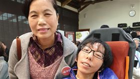 罕病者要求善終　病主法還有缺口待補36歲秀秀（右）有小腦萎縮症，因她的父親也患此疾，曾多次呼吸困難送醫、因拒絕插管而手腳被縛。秀秀不想走爸爸走過的路，希望日後不插管也不急救。圖為秀秀跟媽媽張淑惠（左）合影。中央社記者陳偉婷攝　108年1月6日